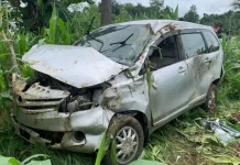 Mobil yang Dikendarai Bendahara Pemkab Mubar Terbalik di Desa Lakalamba Mobil yang Dikendarai Bendahara Pemkab Mubar Terbalik di Desa Lakalamba
