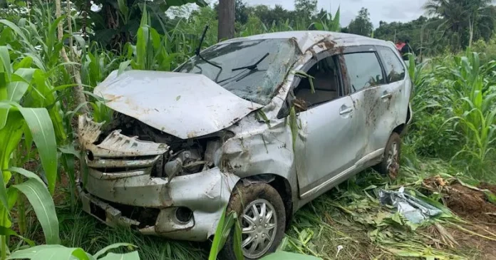 Mobil yang Dikendarai Bendahara Pemkab Mubar Terbalik di Desa Lakalamba