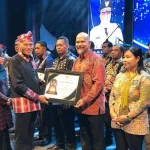 PT VDNI Diganjar Paritrana Award BP Jamsostek di HUT Provinsi Sultra Ke-59 PT VDNI Diganjar Paritrana Award BP Jamsostek di HUT Provinsi Sultra Ke-59