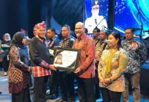 PT VDNI Diganjar Paritrana Award BP Jamsostek di HUT Provinsi Sultra Ke-59 PT VDNI Diganjar Paritrana Award BP Jamsostek di HUT Provinsi Sultra Ke-59