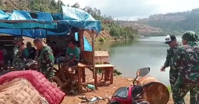 Anggota TNI Hentikan Aktivitas Tambang di Morombo Konawe Utara