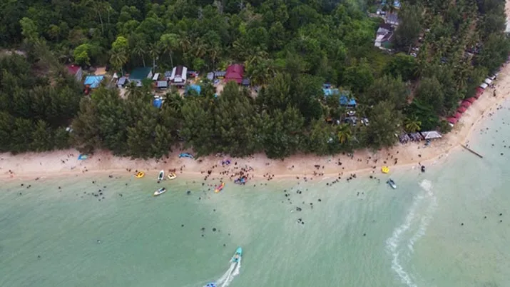 Destinasi Wisata Toronipa, Pantai Berpohon Pinus yang Didukung Jalan Mulus