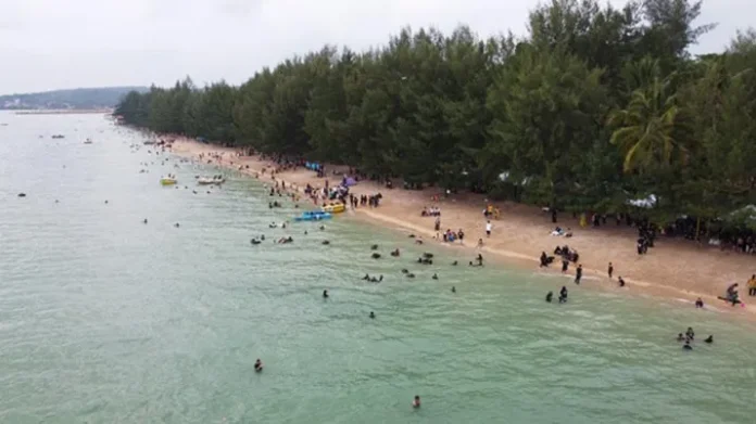 Destinasi Wisata Toronipa, Pantai Berpohon Pinus yang Didukung Jalan Mulus