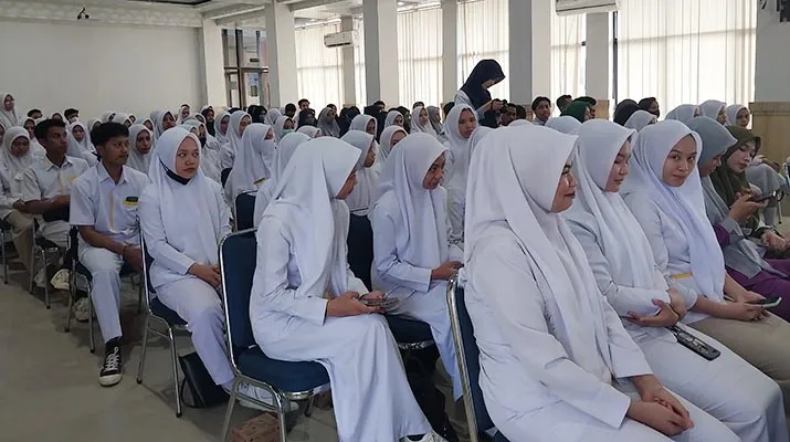 Dorong Mahasiswa Meraih Sukses di Era Next Normal, UMW Kendari Gelar Seminar Nasional