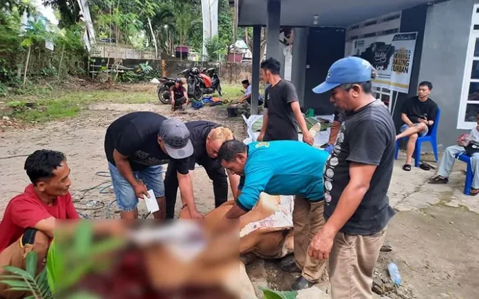IMI Sultra Bagikan Daging Kurban untuk Warga Sekitar Sekretariat