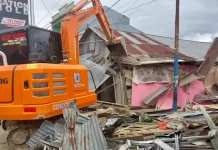 Pengadilan Negeri Kendari Eksekusi Tujuh Bangunan di Depan Kampus UHO Pengadilan Negeri Kendari Eksekusi Tujuh Bangunan di Depan Kampus UHO