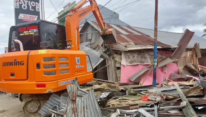 Pengadilan Negeri Kendari Eksekusi Tujuh Bangunan di Depan Kampus UHO Pengadilan Negeri Kendari Eksekusi Tujuh Bangunan di Depan Kampus UHO