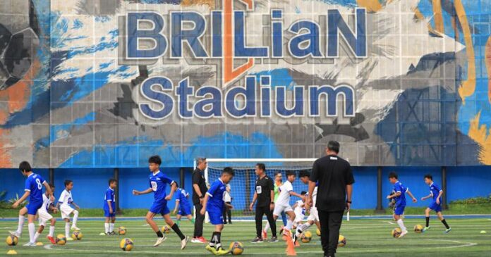 Di Ajang BRImo Future Garuda, BRI Serahkan Bantuan Pendidikan kepada 50 Anak Sepak Bola Berbakat