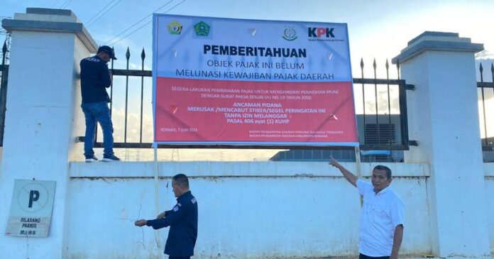KPK Bersama Pemprov Sultra dan Pemkab Konawe Pasang Baliho Pemberitahuan Penunggakan Pajak di PT VDNI