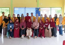 Dosen dan Mahasiswa Farmasi UMW Kendari Latih Warga Desa Puasana Soal Swamedikasi Dosen dan Mahasiswa Farmasi UMW Kendari Latih Warga Desa Puasana Soal Swamedikasi