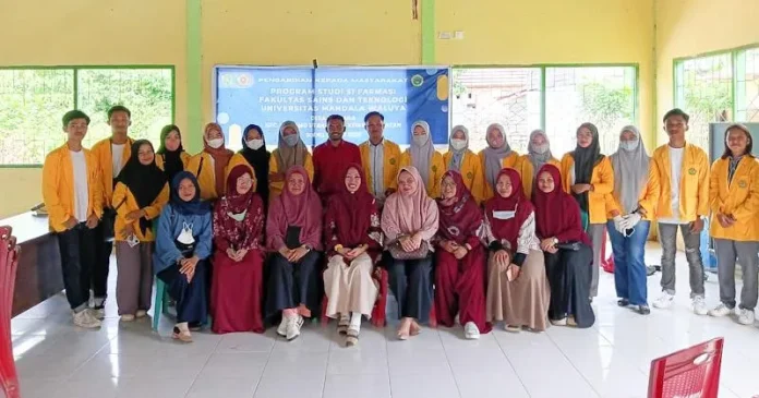 Dosen dan Mahasiswa Farmasi UMW Kendari Latih Warga Desa Puasana Soal Swamedikasi