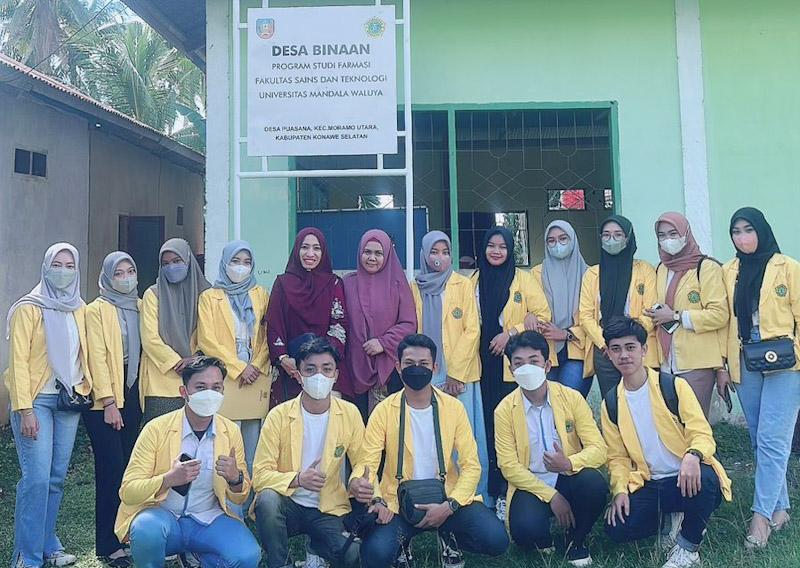 Dosen dan Mahasiswa Farmasi UMW Kendari Latih Warga Desa Puasana Soal Swamedikasi 