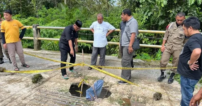 Pj Bupati Mubar Tinjau Jembatan Sungai Katangana yang Rusak