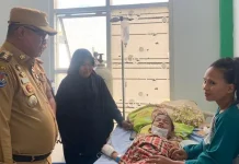 Pj Bupati Mubar Bantu Biaya Operasi Anak Asal Muna yang Tertusuk Besi Cor Pj Bupati Mubar Bantu Biaya Operasi Anak Asal Muna yang Tertusuk Besi Cor