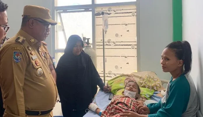 Pj Bupati Mubar Bantu Biaya Operasi Anak Asal Muna yang Tertusuk Besi Cor