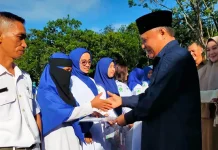 Bupati Konawe Serahkan 1.002 SK PPPK Tenaga Kesehatan Bupati Konawe Serahkan 1.002 SK PPPK Tenaga Kesehatan