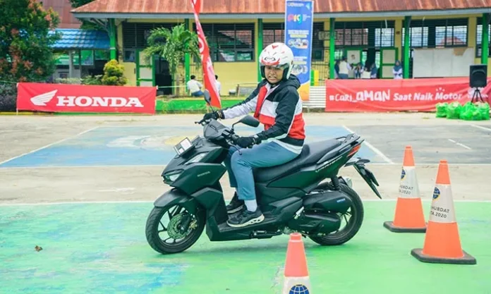 Asmo Sulsel Sosialisasi Keamanan Berkendara kepada Siswa SMAN 4 Kendari