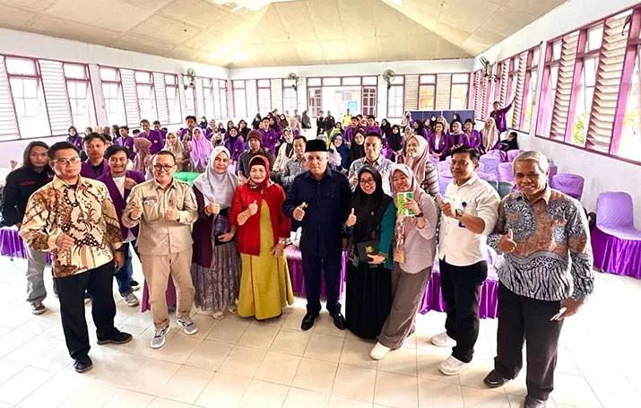 Bupati Kery Serahkan Beasiswa untuk 100 Mahasiswa Unilaki