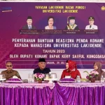 Bupati Kery Serahkan Beasiswa untuk 100 Mahasiswa Unilaki Bupati Kery Serahkan Beasiswa untuk 100 Mahasiswa Unilaki