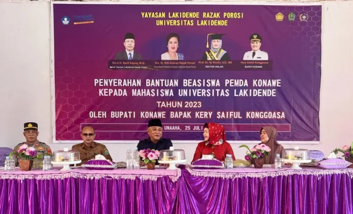 Bupati Kery Serahkan Beasiswa untuk 100 Mahasiswa Unilaki