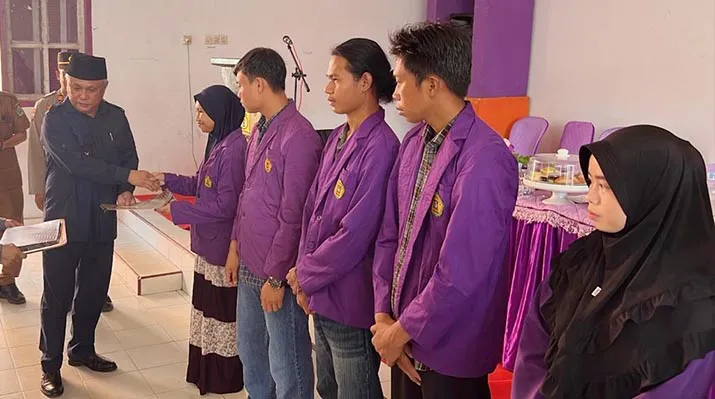 Bupati Kery Serahkan Beasiswa untuk 100 Mahasiswa Unilaki