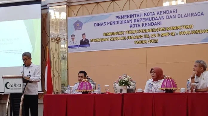 Peserta bimtek peningkatan kompetensi pengawas sekolah jenjang TK, SD & SMP se-kota Kendari Peserta bimtek peningkatan kompetensi pengawas sekolah jenjang TK, SD & SMP se-kota Kendari