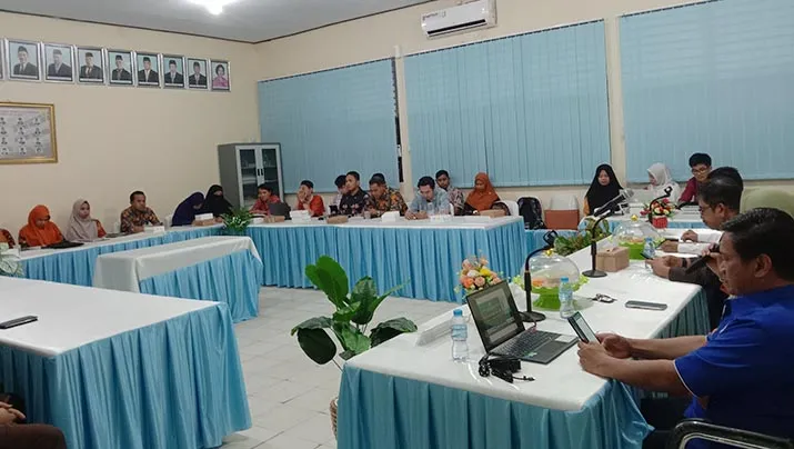 Kepala LLDIKTI Wilayah IX Serahkan Sertifikat RPL pada UMW Kendari