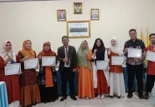 Kepala LLDIKTI Wilayah IX Serahkan Sertifikat RPL pada UMW Kendari Kepala LLDIKTI Wilayah IX Serahkan Sertifikat RPL pada UMW Kendari