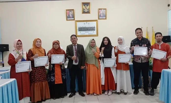 Kepala LLDIKTI Wilayah IX Serahkan Sertifikat RPL pada UMW Kendari