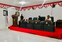 Seluruh Fraksi di DPRD Apresiasi Capaian Kinerja Pj Bupati Mubar Rapat - Penjabat (Pj) Bupati Mubar, Bahri menyampaikan Rancangan Peraturan Daerah (Ranperda) tentang pertanggungjawaban pelaksanaan Anggaran Pendapatan Belanja Daerah (APBD) tahun 2022, di gedung rapat kantor DPRD Mubar, Senin (10/7/2023). (Kasman/ZONASULTRA.ID).