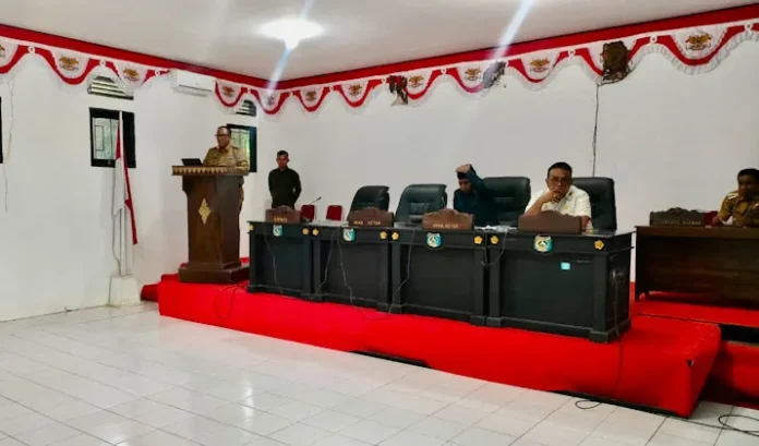 Rapat - Penjabat (Pj) Bupati Mubar, Bahri menyampaikan Rancangan Peraturan Daerah (Ranperda) tentang pertanggungjawaban pelaksanaan Anggaran Pendapatan Belanja Daerah (APBD) tahun 2022, di gedung rapat kantor DPRD Mubar, Senin (10/7/2023). (Kasman/ZONASULTRA.ID).