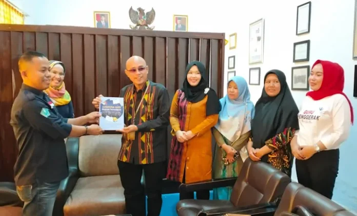 Pertama di Sultra, Guru Penggerak Serahkan Buku Bersertifikat ISBN ke Dikbud Konawe