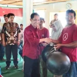 36 Kelompok Budidaya Rumput Laut di Wakatobi Dapat Paket Bantuan dari KKP RI 36 Kelompok Budidaya Rumput Laut di Wakatobi Dapat Paket Bantuan dari KKP RI