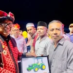 Pj Bupati Mubar Serahkan Bantuan Empat Unit Traktor kepada Kelompok Tani Pj Bupati Mubar Serahkan Bantuan Empat Unit Traktor kepada Kelompok Tani