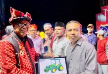 Pj Bupati Mubar Serahkan Bantuan Empat Unit Traktor kepada Kelompok Tani Pj Bupati Mubar Serahkan Bantuan Empat Unit Traktor kepada Kelompok Tani