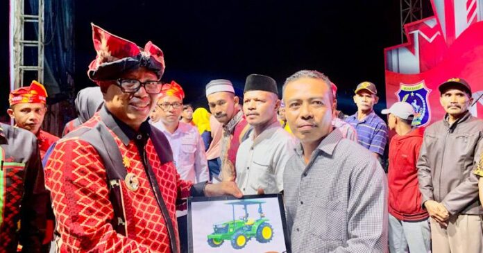 Pj Bupati Mubar Serahkan Bantuan Empat Unit Traktor kepada Kelompok Tani
