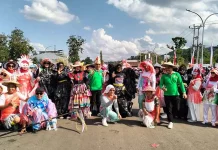 Kemeriahan Gerak Jalan Tematik di Konawe, Peserta Tampilkan Busana dari Daur Ulang Sampah Kemeriahan Gerak Jalan Tematik di Konawe, Peserta Tampilkan Busana dari Daur Ulang Sampah