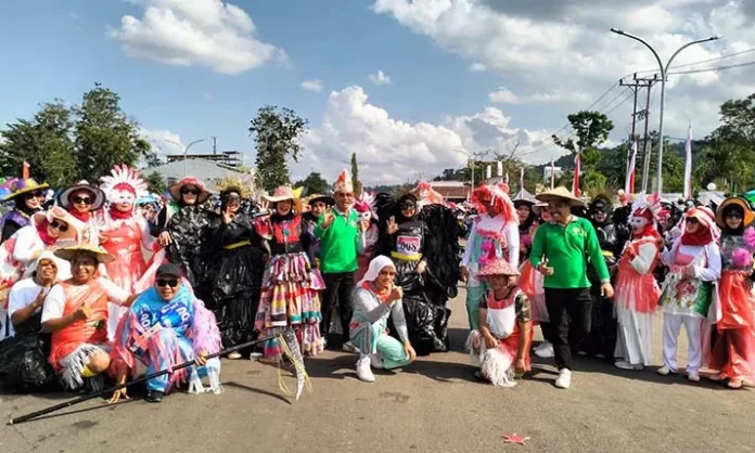 IMG-20230815-WA0085 Kemeriahan Gerak Jalan Tematik di Konawe, Peserta Tampilkan Busana dari Daur Ulang Sampah