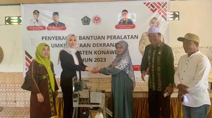 Dekranasda Konawe Beri Bantuan Peralatan pada Tiga UKM Binaan