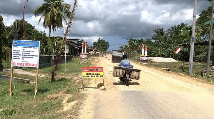 Masyarakat Keluhkan Debu, Anggota DPRD Mubar Minta Kontraktor Rutin Siram Jalan Poros Wapae-Mekar Jaya