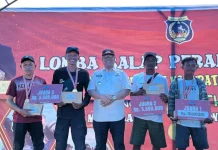 HUT Muna Barat, Pemenang Lomba Balap Perahu Terima Hadiah HUT Muna Barat, Pemenang Lomba Balap Perahu Terima Hadiah