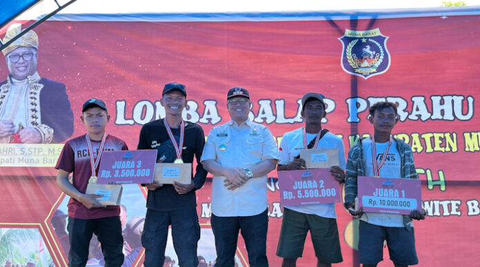 HUT Muna Barat, Pemenang Lomba Balap Perahu Terima Hadiah