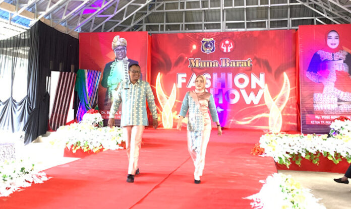 Dekranasda Gelar Fashion untuk Kenalkan Tenun Khas Mubar, Pesertanya Pimpinan OPD, Camat, Lurah dan Kades