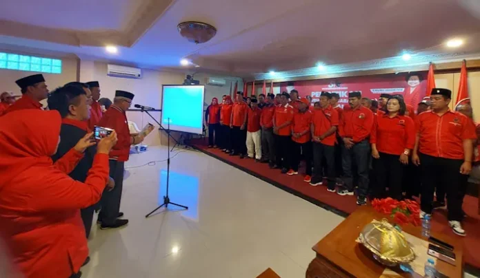 Lukman Abunawas Lantik 200 PAC PDI-P se-Kota Kendari