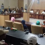 Masyarakat Ambil Alih Kursi DPRD Wakatobi, Ini Penyebabnya Masyarakat Ambil Alih Kursi DPRD Wakatobi, Ini Penyebabnya