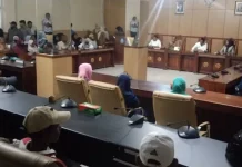 Masyarakat Ambil Alih Kursi DPRD Wakatobi, Ini Penyebabnya Masyarakat Ambil Alih Kursi DPRD Wakatobi, Ini Penyebabnya