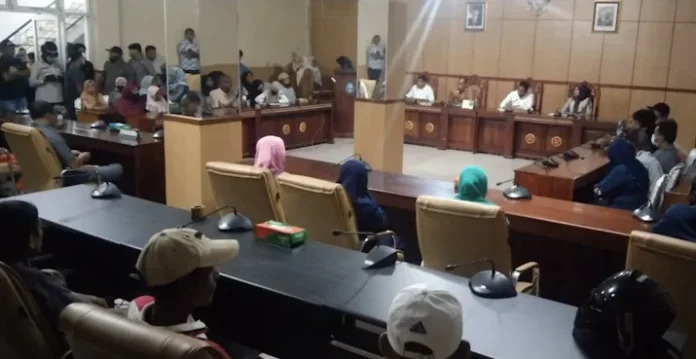 Masyarakat Ambil Alih Kursi DPRD Wakatobi, Ini Penyebabnya