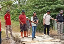 Pj Bupati Mubar Sahuti Keluhan Masyarakat Transmigrasi Lorong Sopeng Pj Bupati Mubar Sahuti Keluhan Masyarakat Transmigrasi Lorong Sopeng