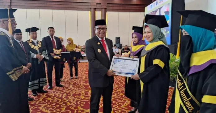 Hadiri Wisuda Universitas Terbuka Kendari, Ini Harapan Pj Bupati Mubar