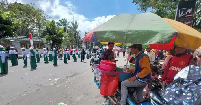 Gerak Jalan HUT RI Untungkan Pedagang di Kendari